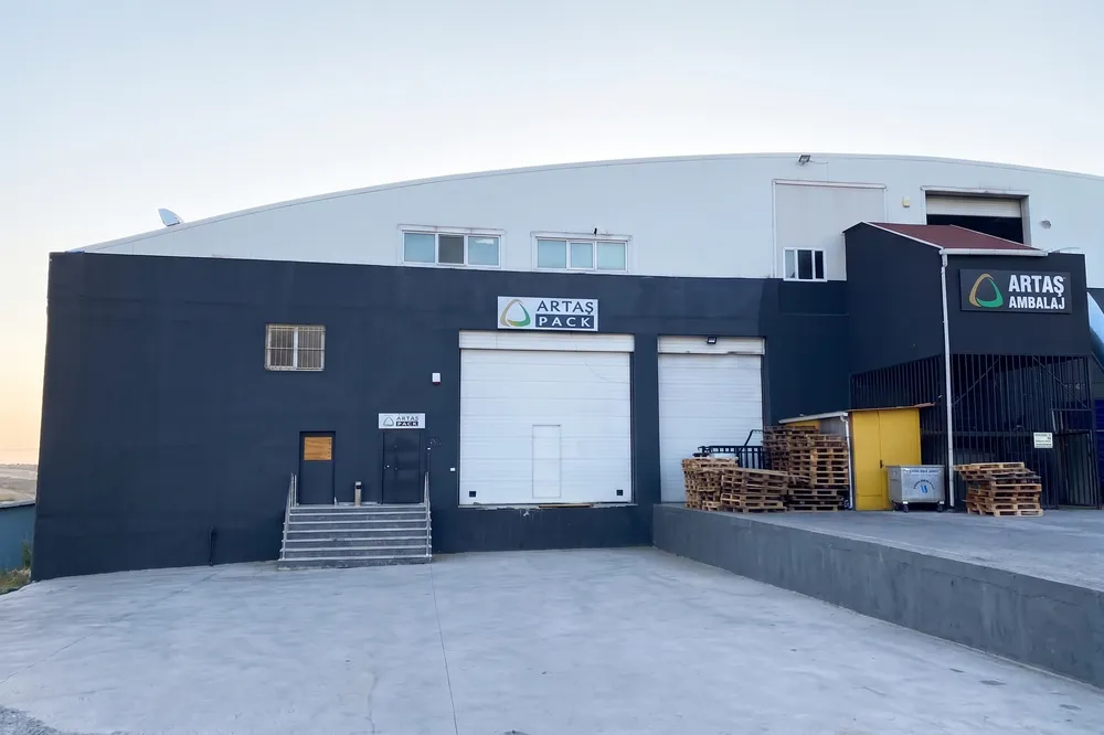 ArtasPack'in Hadımköy İstanbul'daki üretim tesisi — kamyon yükleme sahalı fabrika binası